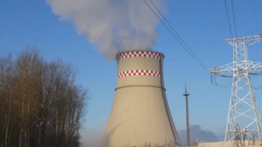 Endüstriyel yasaktır, hava kirliliği borular. Industrismoke yığını üzerinden mavi gökyüzü arka plan. Enerji üretimi ve hava çevre kirliliği endüstriyel sahne, termal güç istasyonu 4k Uhd video görüntüleri.