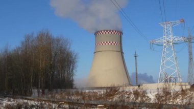 Endüstriyel yasaktır, hava kirliliği borular. Industrismoke yığını üzerinden mavi gökyüzü arka plan. Enerji üretimi ve hava çevre kirliliği endüstriyel sahne, termal güç istasyonu 4k Uhd video görüntüleri.