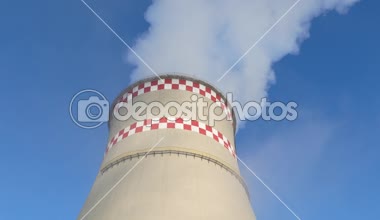 Endüstriyel yasaktır, hava kirliliği borular. Industrismoke yığını üzerinden mavi gökyüzü arka plan. Enerji üretimi ve hava çevre kirliliği endüstriyel sahne, termal güç istasyonu 4k Uhd video görüntüleri.