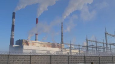 Boru Sanayi yasaktır. Fabrika bitki duman yığını üzerinden mavi gökyüzü arka plan. Enerji üretimi ve hava çevre kirliliği endüstriyel sahne.