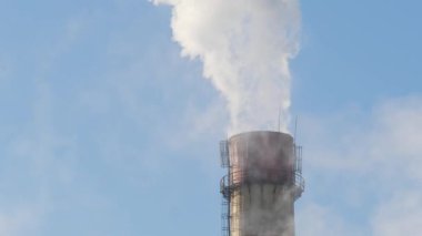 Duman yığını mavi gökyüzü arka plan üzerinde kapatın. Enerji üretimi ve hava çevre kirliliği endüstriyel sahne, 4 k Uhd video görüntüleri.