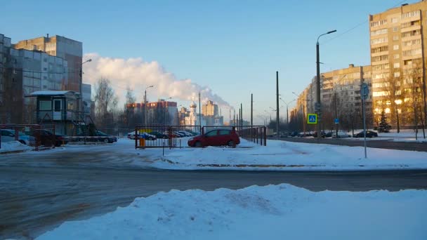 Gród Kościół Wieżowiec Budynków Tle Dymiące Kominy Zanieczyszczenie Powietrza Mińsk — Wideo stockowe