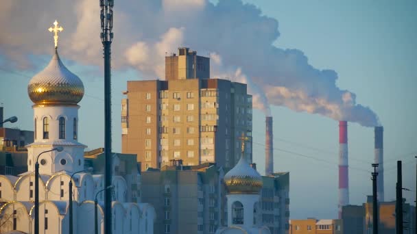 Gród Kościół Wieżowiec Budynków Tle Dymiące Kominy Zanieczyszczenie Powietrza Mińsk — Wideo stockowe