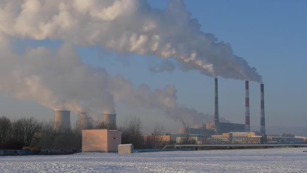 Inquinamento Atmosferico Fumare Pipe Industriali Torri Raffreddamento Una Centrale Elettrica — Video Stock