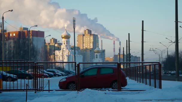 Paysage Urbain Église Les Immeubles Grande Hauteur Sur Fond Cheminées — Video