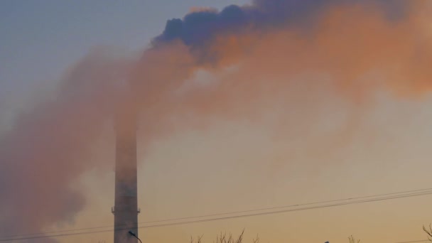 Roken Stapel Blauwe Hemelachtergrond Energie Opwekking Lucht Milieu Vervuiling Industriële — Stockvideo