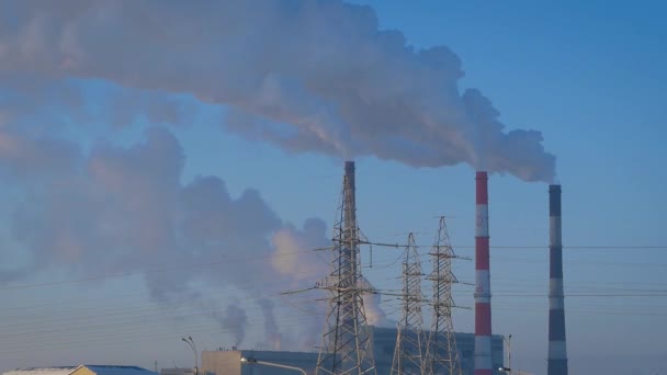 Luftverschmutzung Industriepfeifen Rauchen Kühltürme Einem Kraftwerk Schöner Blauer Himmel Winterlandschaft — Stockvideo