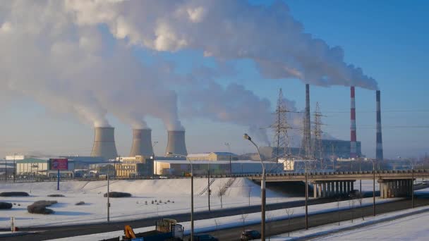 Luftverschmutzung Industriepfeifen Rauchen Kühltürme Einem Kraftwerk Schöner Blauer Himmel Winterlandschaft — Stockvideo
