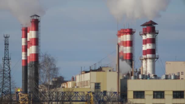 Pijpen Industriële Roken Fabriek Plant Rook Stack Blauwe Hemelachtergrond Energie — Stockvideo