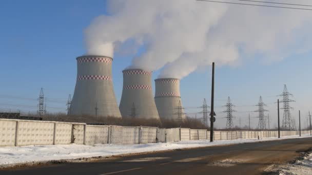 Potrubí Průmyslové Kouření Znečištění Ovzduší Industrismoke Zásobníku Pozadí Modré Oblohy — Stock video