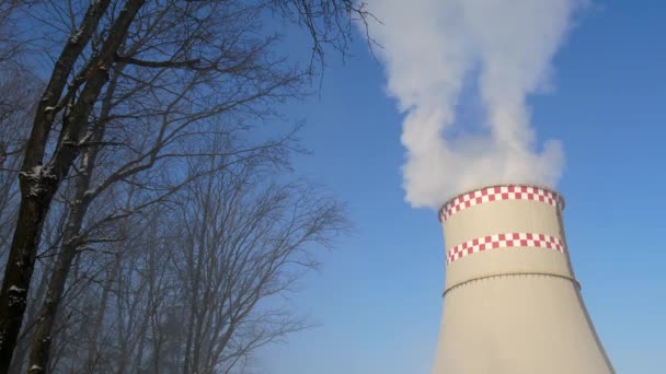 Rör Industriella Rökning Luftföroreningar Industrismoke Stack Över Blå Himmel Bakgrund — Stockvideo