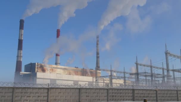 Pfeifen Industrielles Rauchen Fabrikanlage Rauch Stapelt Sich Über Blauem Himmel — Stockvideo