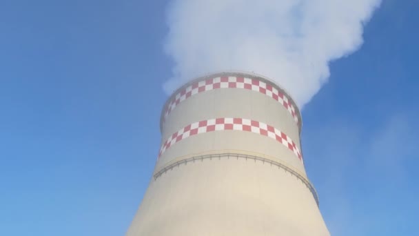Pijpen Industriële Roken Luchtverontreiniging Industrismoke Stack Blauwe Hemelachtergrond Energie Opwekking — Stockvideo