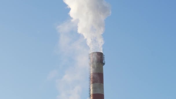 青い空を背景に煙のスタックを閉じます エネルギーの生成と空気環境汚染産業シーン Uhd — ストック動画