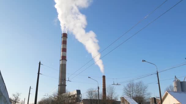 パイプ産業喫煙 青い空を背景に工場工場煙スタック エネルギーの生成と空気環境汚染産業シーン — ストック動画