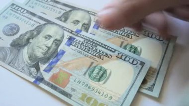 Yüz dolar faturaları bir tablo. 
