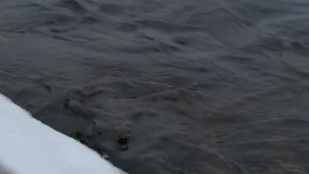 Floden Dam Med Vinter Scen Bakgrunden Turbulent Vattnet Dammen Vintern — Stockvideo