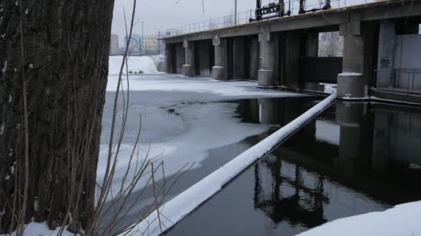 Floden Dam Med Vinter Scen Bakgrunden Turbulent Vattnet Dammen Vintern — Stockvideo