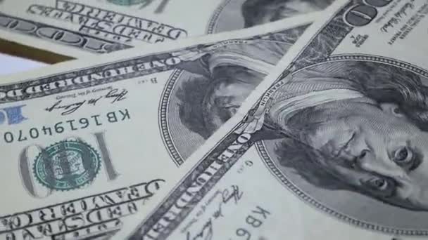 Yüz Dolar Faturaları Bir Masaya Dönüyor Yakın Çekim Döndürme Kağıt — Stok video