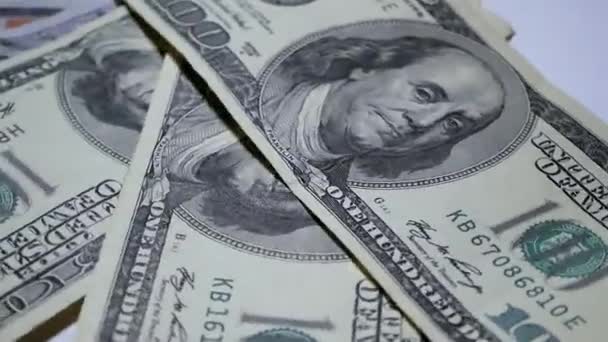 Yüz Dolar Faturaları Bir Masaya Dönüyor Yakın Çekim Döndürme Kağıt — Stok video