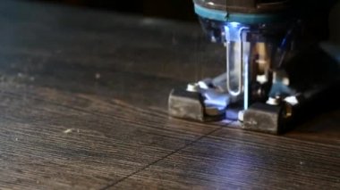 Eylem elektrikli testere close-up. Kesme tahtası. Mobilya imalatı. Elektrikli testere ile adam.