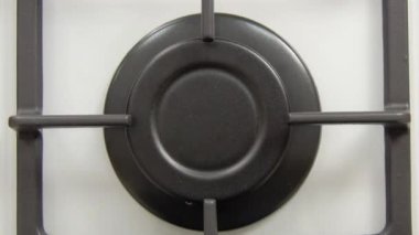 Dikey görünümü Kapat Doğalgaz soba brülör ve mavi gaz alev soba beyaz yüzeye karşı kontakta.