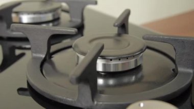 Yakın görüş mavi gaz, ocakta yeni siyah gaz ocağına karşı tutuşturur ve yakar (ocağın tepesi))
