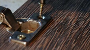 Tornavida ile bir vida vidalama, yakın çekim