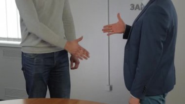 sonuca bir anlaşma gösteren el sıkışan iki olumlu iş adamları