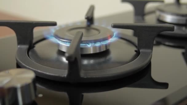 Zavřít Pohled Přírodní Modrý Plyn Vznítí Hoří Vařiči Proti Novým — Stock video