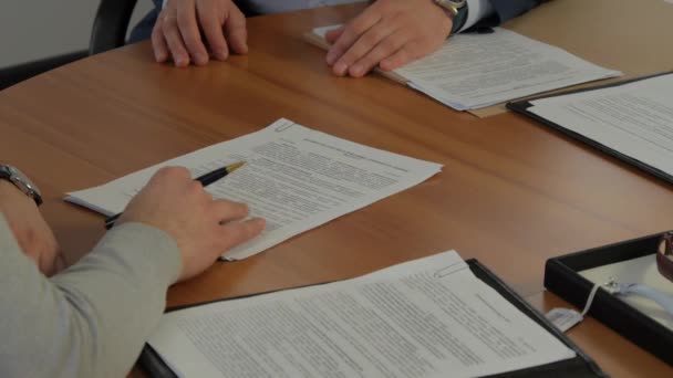 Empresarios Firmando Contrato Dos Partes Negociaciones — Vídeos de Stock