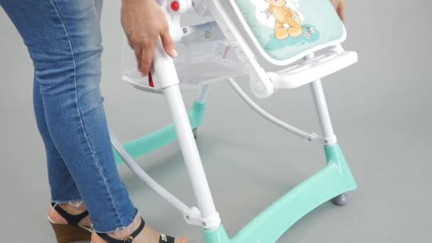 Mamá Muestra Silla Alta Para Niños — Vídeo de stock