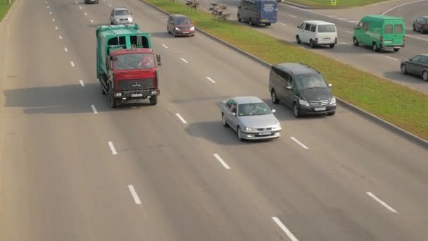 Autobahn Bei Mittlerem Verkehrsaufkommen — Stockvideo