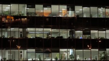 Ofis windows iş merkezi için görüntüleyin. Akşam aydınlatma. Dışında ofisler.