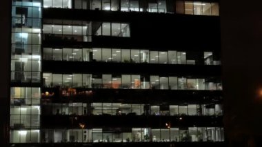 Ofis windows iş merkezi için görüntüleyin. Akşam aydınlatma. Dışında ofisler.