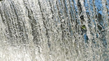 Baraj akan su. Şelale.