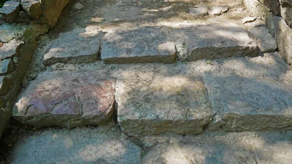 Eski taş merdiven parkta yakın çekim