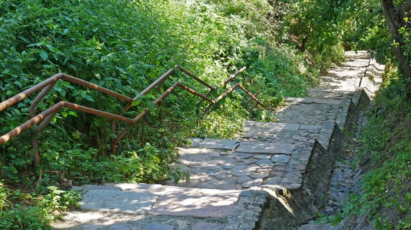 Parktaki eski taş merdiven..