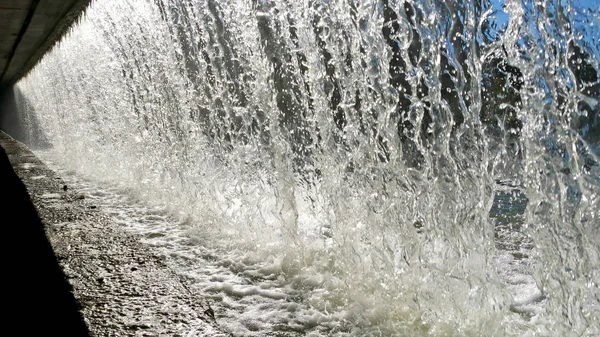 Water Stroomt Vanaf Dam Waterval — Stockfoto