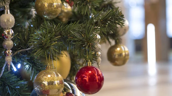 Bola Navidad Roja Dorada Rama Abeto — Foto de Stock