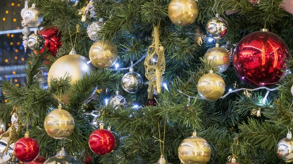 Κόκκινη Και Χρυσή Μπάλα Χριστούγεννα Στο Υποκατάστημα Δέντρο Έλατο — Φωτογραφία Αρχείου