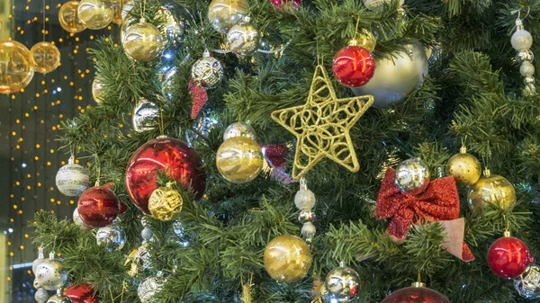 Weihnachtsdeko Schöner Goldener Stern Rot Goldene Weihnachtskugel Auf Tannenzweig — Stockfoto