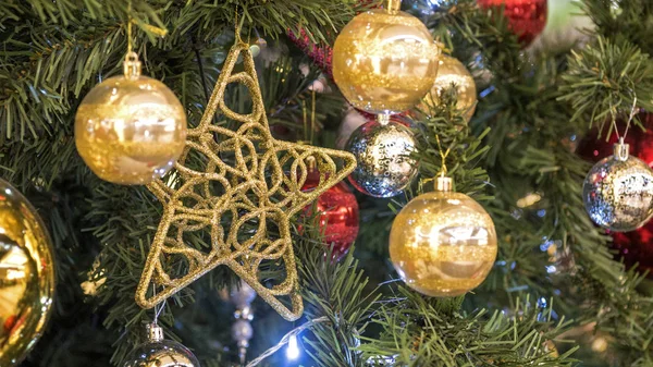 クリスマスの装飾 美しいゴールデン スター モミの木の枝に赤と金色のクリスマス ボール — ストック写真