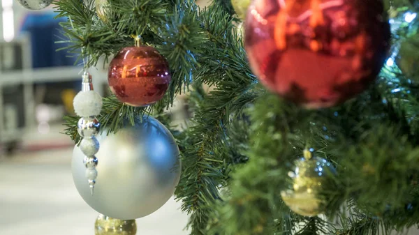 Χριστουγεννιάτικη Διακόσμηση Όμορφο Χριστουγεννιάτικο Δέντρο Κόκκινη Και Χρυσή Μπάλα Χριστούγεννα — Φωτογραφία Αρχείου