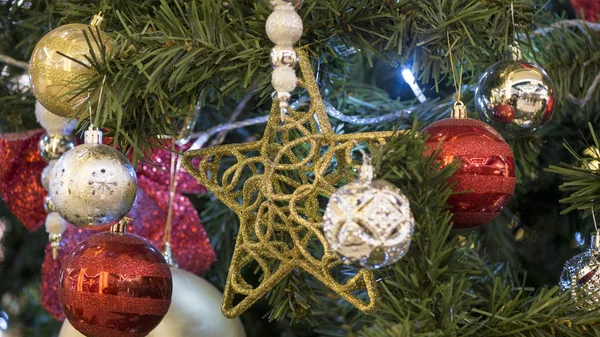 クリスマスの装飾 美しいゴールデン スター モミの木の枝に赤と金色のクリスマス ボール — ストック写真