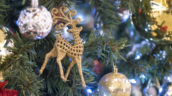 クリスマスの装飾 美しい黄金の鹿 モミの木の枝に赤と金色のクリスマス ボール — ストック写真