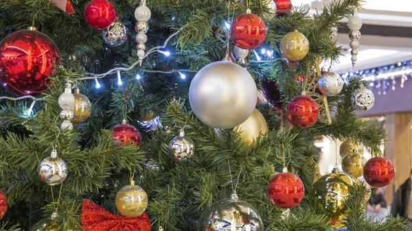 クリスマスの装飾 美しいクリスマス ツリー モミの木の枝に赤と金色のクリスマス ボール — ストック写真
