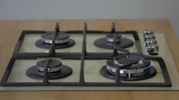 Vrouw Hand Draait Nieuwe Keuken Cooktop Gasbrander Aardgas Ontbrandt Brandwonden — Stockvideo