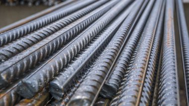 İnşaat alanında çeliğin kırsal kesiminin sonunda. Rustik Metal Armatür Çubuğu. İnşaat Arkaplanı