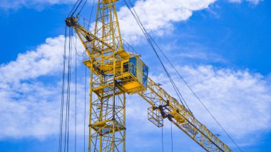 Gökyüzü arka planda vinçler ile şantiye. Bina inşaatı